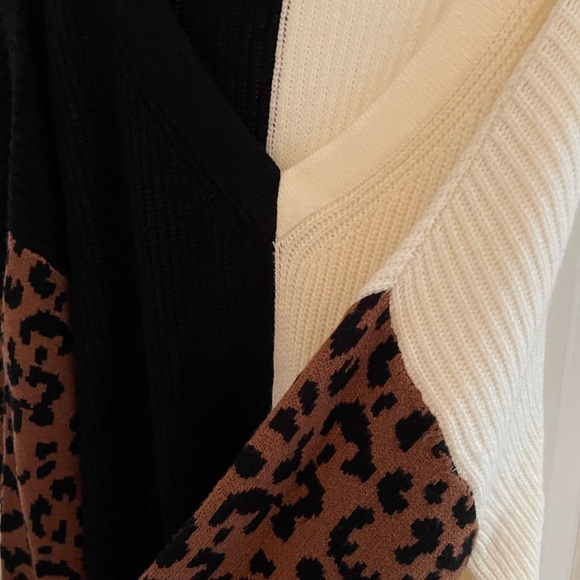 Women’s M Black & White Cheetah Sweater - Picture 3 of 4